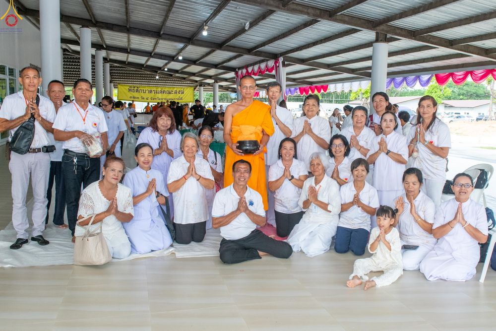 ภาพ No.328207:วันเสาร์ที่ 9 พฤษภาคม พ.ศ. 2569 พิธีตักบาตรแด่คณะสงฆ์ 323 วัด 4 จังหวัดชายแดนภาคใต้ พิธีถวายสังฆทานแด่คณะสงฆ์ 323 วัด ปีที่ 22 ครั้งที่ 185 พิธีมอบกองทุนหนุนแรงใจช่วยครูใต้ ปีที่ 19 ครั้งที่ 148 ณ ศูนย์ปฏิบัติธรรมภาคใต้