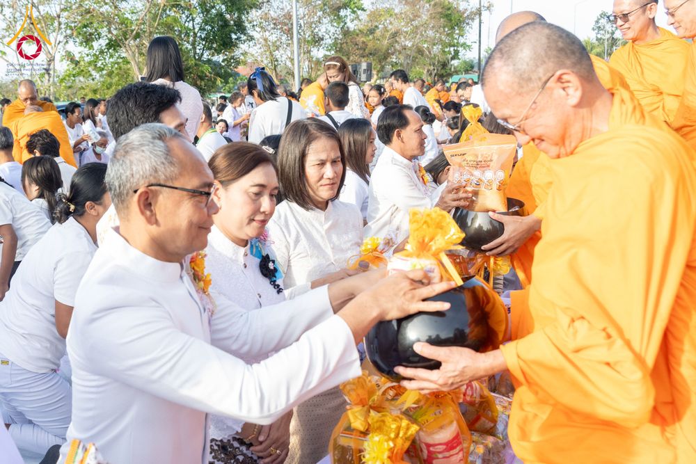 ภาพ No.281536:วันอาทิตย์ที่ 28 ธันวาคม พ.ศ.2568 ตักบาตรพระ 1000 รูป ปีที่ 1 ทำบุญเมืองสตูลส่งท้ายปี ณ หน้าโรงเรียนสตูลวิทยา จ.สตูล