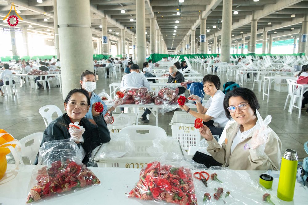 ภาพ No.279458:วันที่ 19-26 ธันวาคม พ.ศ. 2568 และ วันที่ 1 มกราคม พ.ศ.2569 รับบุญปลิดกลีบดอกไม้ เพื่อโปรยต้อนรับพระธรรมยาตรา