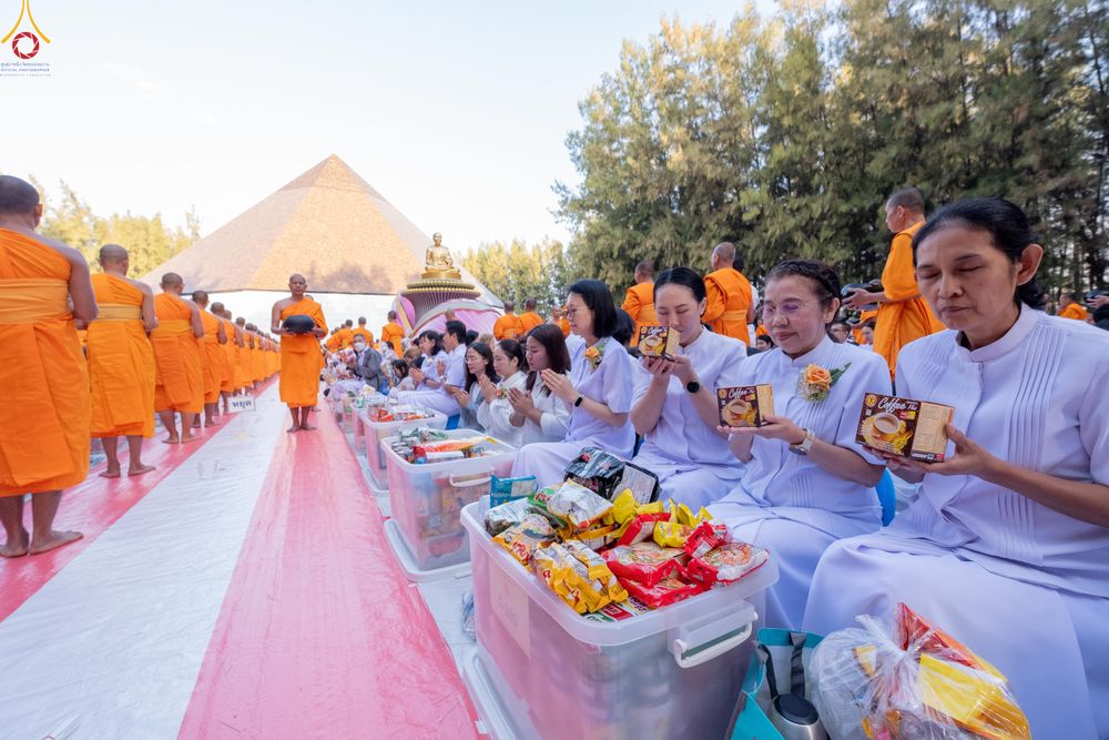 ภาพ No.289379:วันที่ 7 มกราคม พ.ศ. 2569 พิธีตักบาตรพระธรรมยาตรา ณ อนุสรณ์สถานลำดับที่ 1 สถานที่เกิดด้วยรูปกายเนื้อ อนุสรณ์สถานมหาวิหารพระมงคลเทพมุนี (โลตัสแลนด์) อ.สองพี่น้อง จ.สุพรรณบุรี ในโครงการธรรมยาตรา กตัญญูบูชา มหาปูชนียาจารย์ พระมงคลเทพมุนี(สด จนฺทสโร) พระผู้ป