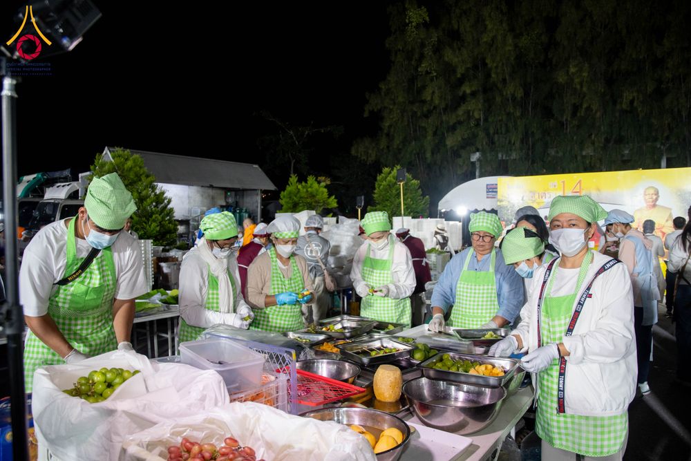 ภาพ No.287979:วันที่ 4 มกราคม พ.ศ. 2569 พิธีถวายภัตตาหารเป็นสังฆทาน แด่พระธรรมยาตรา ในโครงการธรรมยาตรา กตัญญูบูชา มหาปูชนียาจารย์ พระมงคลเทพมุนี(สด จนฺทสโร) พระผู้ปราบมาร อนุสรณ์สถาน 7 แห่ง ปีที่ 14 ณ อนุสรณ์สถานมหาวิหารพระมงคลเทพมุนี (โลตัสแลนด์) อ.สองพี่น้อง จ.สุพรร