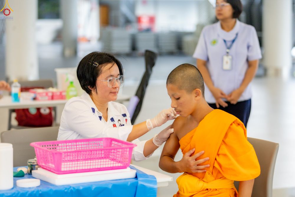 ภาพ No.331881:วันที่ 5 พฤษภาคม พ.ศ.2569 ศูนย์การแพทย์บุญรักษา ร่วมกับคลินิกใจใส จัดถวายวัคซีนป้องกันไข้หวัดใหญ่  แด่คณะพระภิกษุสามเณรกว่า 500 รูป