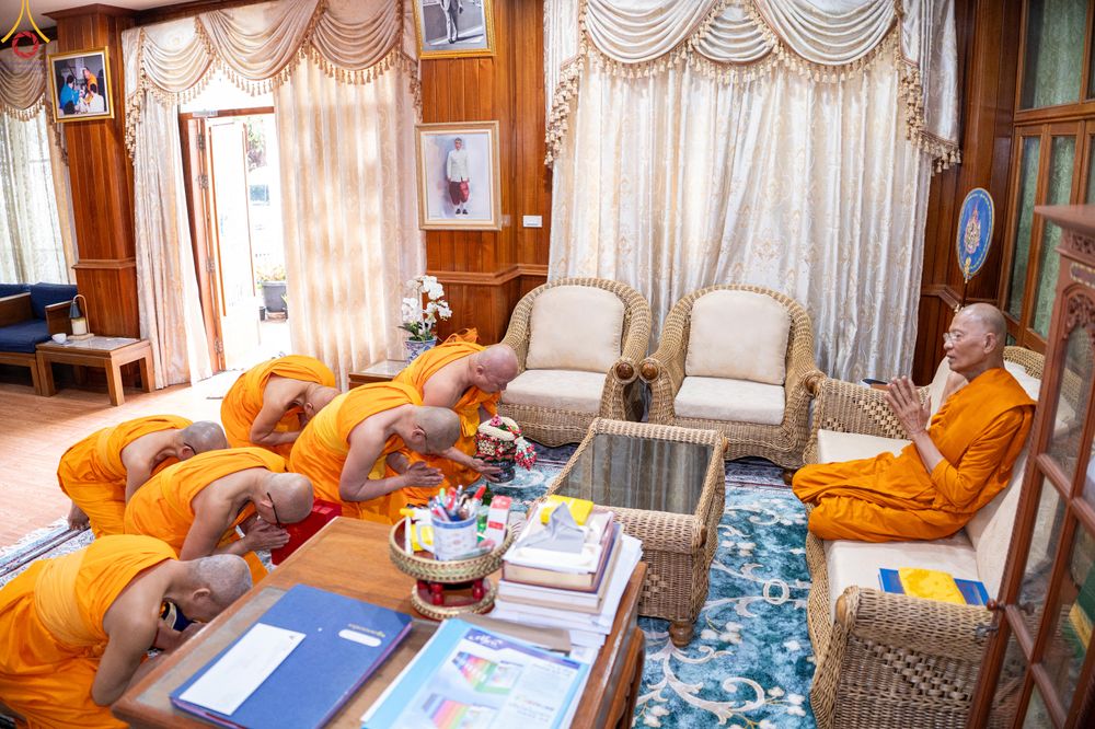 ภาพ No.286241:วันที่ 12 กรกฎาคม พศ.2568 (แรม 2 ค่ำ เดือน 8) พระภิกษุวัดพระธรรมกาย ทำวัตรพระผู้ใหญ่ เนื่องในวันเข้าพรรษา