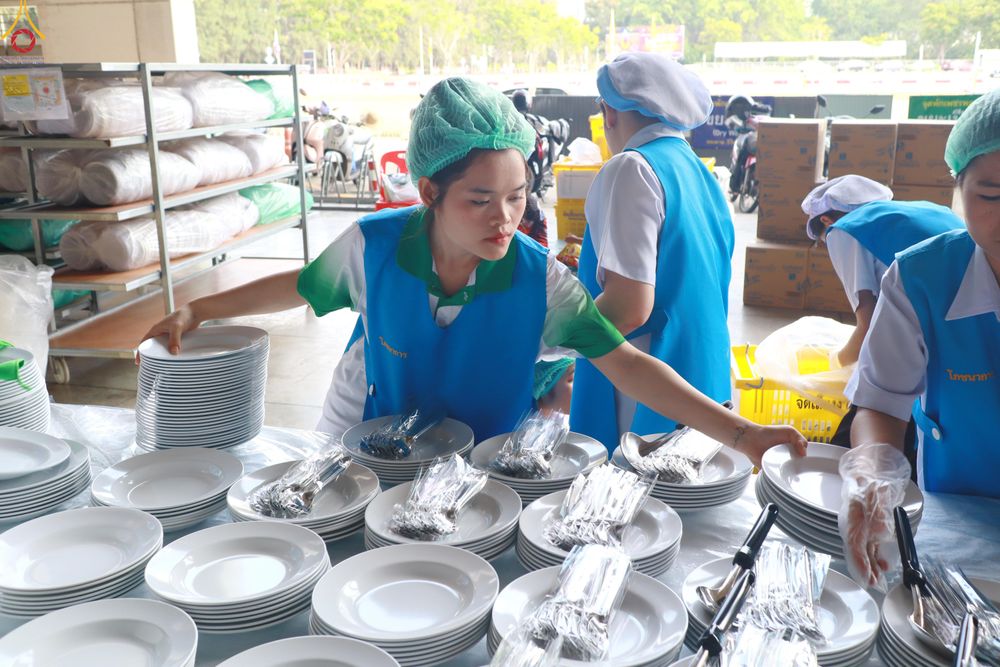 ภาพ No.322954:วันที่ 17-19 เมษายน พ.ศ.2569 การปูผ้ากระสอบขาว , เตรียมจุดฉัน , เตรียมจุดพักค้าง เพื่องานถวายมหาสังฆทาน 40,000 กว่าวัดทั่วประเทศ วันคุ้มครองโลก 22 เมษายน พ.ศ.2569 วัดพระธรรมกาย