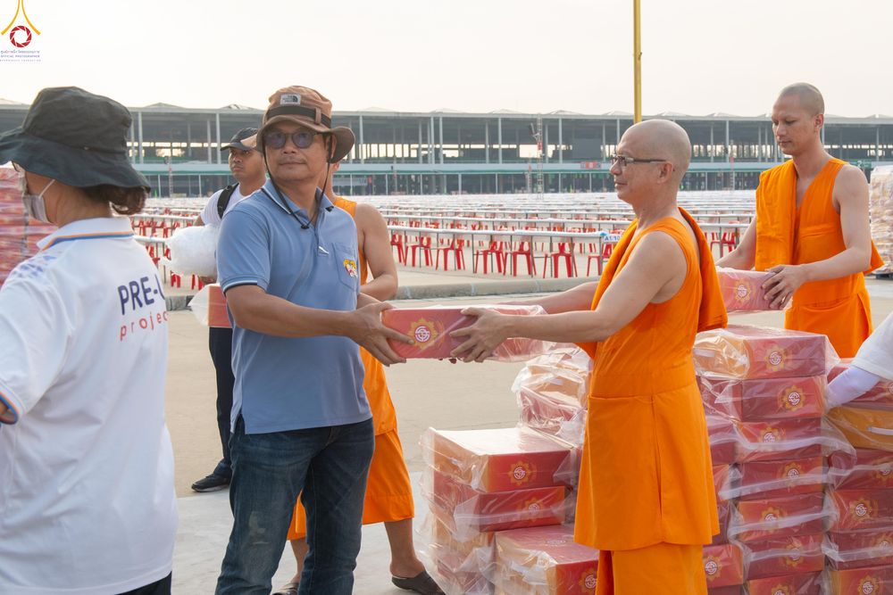 ภาพ No.322548:วันที่ 17 เมษายน พ.ศ.2569 การเรียงกล่องไทยธรรม เรียงน้ำดื่ม เรียงร่ม ณ ลานธรรมพระมหาธรรมกายเจดีย์ เพื่องานถวายมหาสังฆทาน 40,000 กว่าวัดทั่วประเทศ วันคุ้มครองโลก 22 เมษายน พ.ศ.2569 วัดพระธรรมกาย