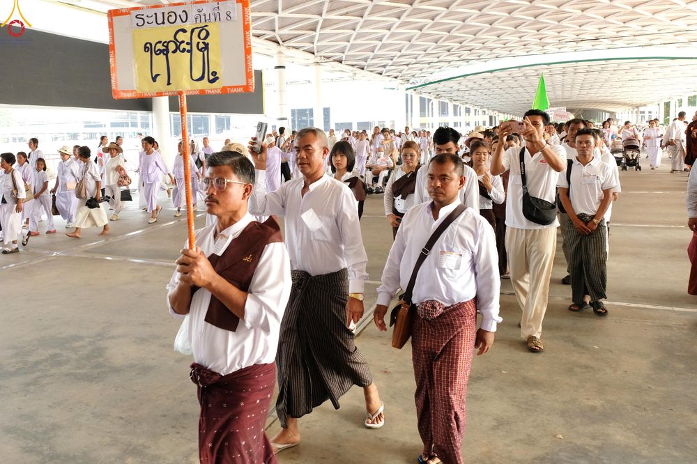 ภาพ No.324415:วันที่ 22 เมษายน พ.ศ.2569 (วันคุ้มครองโลก) งานถวายมหาสังฆทาน 40,000 กว่าวัดทั่วประเทศ บรรยากาศพระสังฆาธิการและสาธุชน  เดินทางเข้าลานธรรม วัดพระธรรมกาย