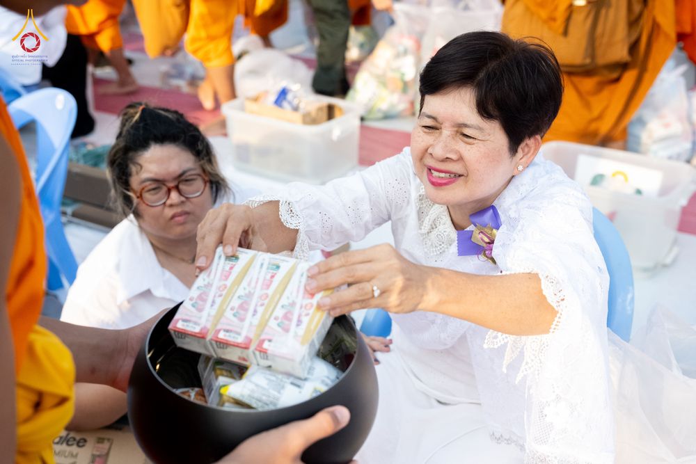 ภาพ No.318113:วันเสาร์ที่ 4 เมษายน พ.ศ. 2569 งานทำบุญเมืองใจกลางอยุธยา  ตักบาตรพระ 1,109 รูป ณ ถนนชีกุน หน้าวัดมหาธาตุ และวัดราชบูรณะ