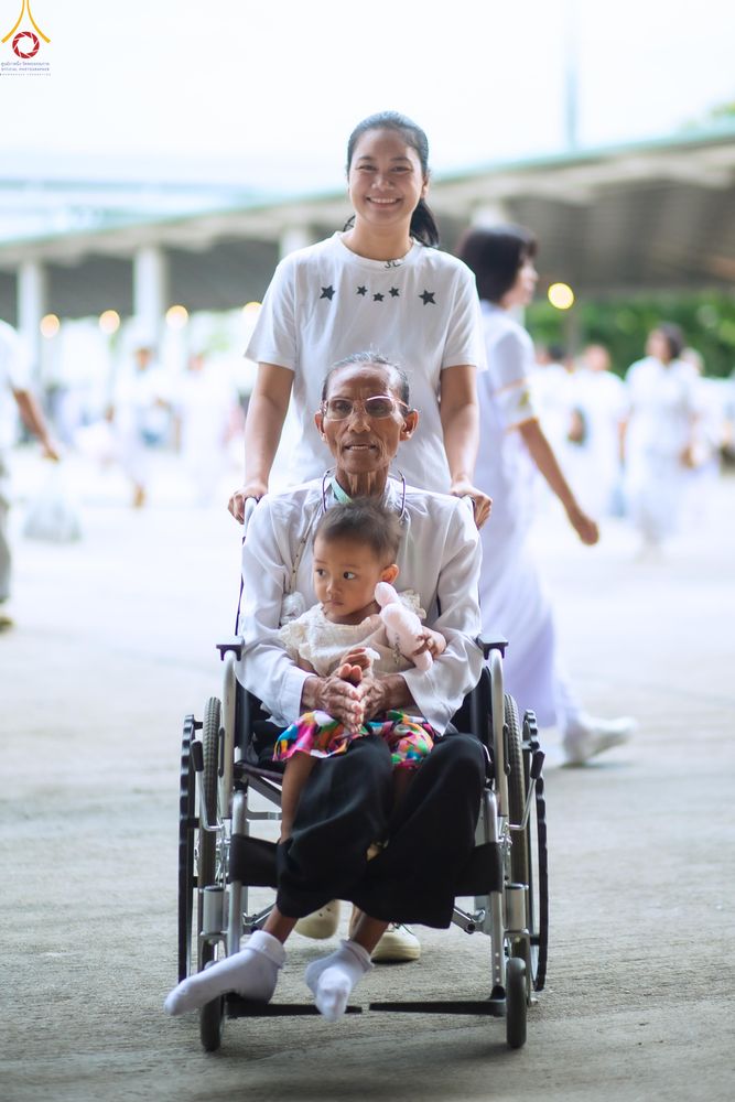 ภาพ No.337571:วันอาทิตย์ต้นเดือน 5 กรกฎาคม พ.ศ.2569 พิธีตักบาตรข้าวสารอาหารแห้ง  ณ บ้านแก้วเรือนทองคุณยายฯ วัดพระธรรมกาย