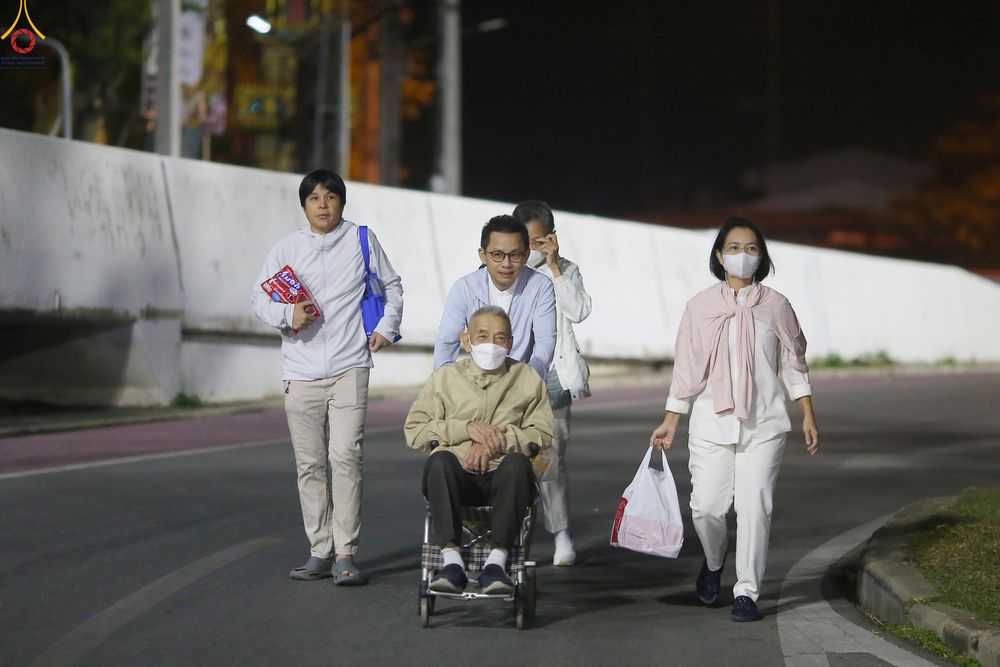 ภาพ No.284131:วันเสาร์ที่ 20 ธันวาคม พ.ศ.2568  พิธีตักบาตรพระ 10,000 รูป เนื่องในโอกาส 194 ปี จังหวัดกาญจนบุรี และอุทิศส่วนกุศลให้แด่บรรพชนทั้งหลาย บริเวณถนนสองแคว (Skywalk) เมืองกาญจนบุรี