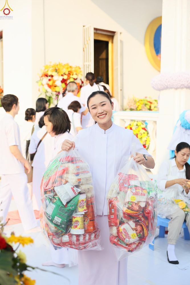 ภาพ No.297735:วันที่ 18 มกราคม พ.ศ. 2569 พิธีตักบาตรพระธรรมยาตรา ณ วัดโบสถ์บน ต.บางคูเวียง จ.นนทบุรี อนุสรณ์สถานลำดับที่ 4 สถานที่เกิดด้วยกายธรรม ในโครงการธรรมยาตรา กตัญญูบูชา มหาปูชนียาจารย์ พระมงคลเทพมุนี(สด จนฺทสโร) พระผู้ปราบมาร อนุสรณ์สถาน 7 แห่ง ปีที่ 14