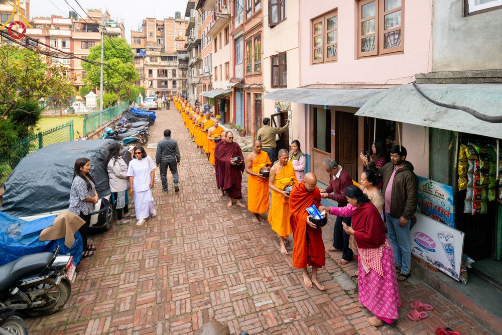 ภาพ No.317241:วันอังคารที่ 31 มีนาคม พ.ศ.2569 จาริกบิณฑบาตแห่งศรัทธา จากวัดอเชศวรสู่สี่แยกปาตันและวัดศรี ประเทศเนปาล
