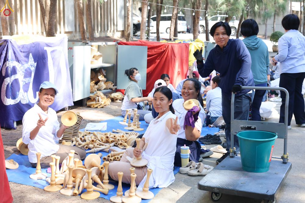 ภาพ No.296174:ภาพเบื้องหลังอาสาสมัครรวมใจ ชุดที่ 2 ในโครงการธรรมยาตรา กตัญญูบูชา มหาปูชนียาจารย์ พระมงคลเทพมุนี(สด จนฺทสโร) พระผู้ปราบมาร อนุสรณ์สถาน 7 แห่ง ปีที่ 14