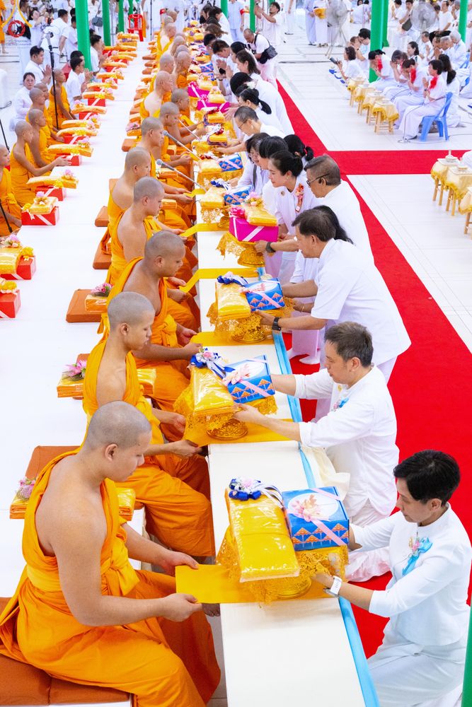 ภาพ No.330845:วันวิสาขบูชา อาทิตย์ที่ 31 พฤษภาคม พ.ศ.2569 พิธีบรรพชาสามเณรอุบาสก 11 ท่าน , พิธีถวายบาตรผ้าไตร และจตุปัจจัยไทยธรรม แด่สามเณร , พิธีอุปสมบทอุทิศชีวิต , พิธีกล่าวคำกัปปิยภัณฑ์  ณ อุโบสถพระไตรปิฎก วัดพระธรรมกาย จังหวัดปทุมธานี