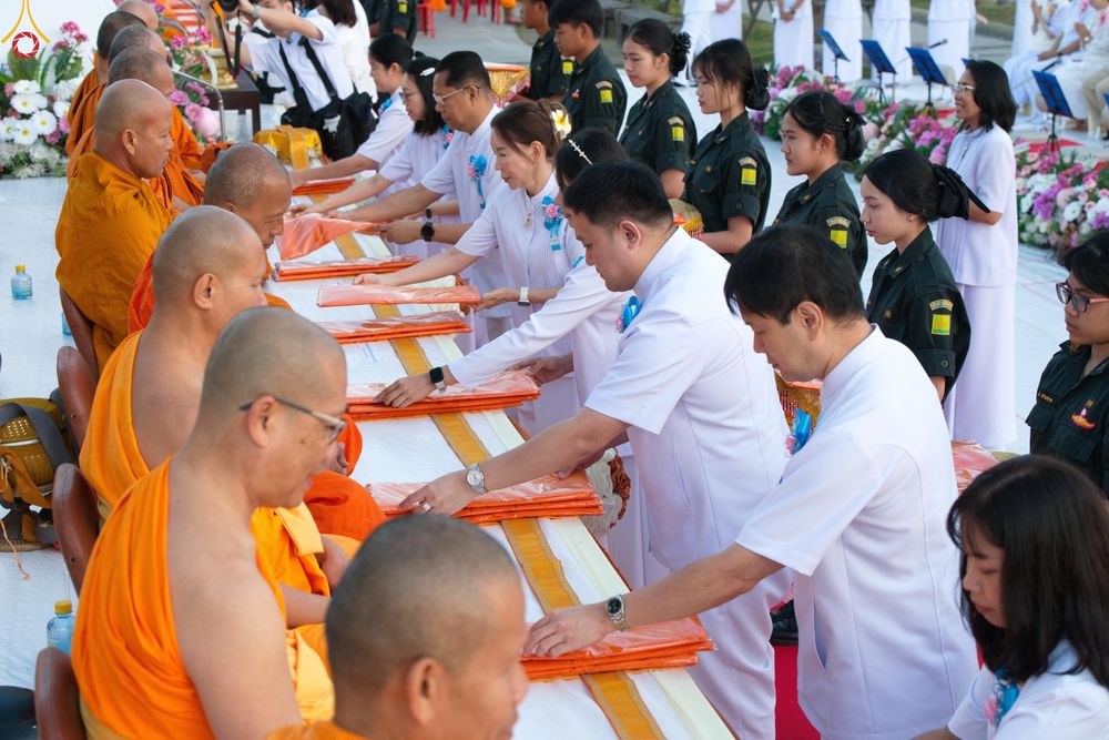 ภาพ No.282599:วันเสาร์ที่ 20 ธันวาคม พ.ศ.2568 พิธีตักบาตรพระ 10,000 รูป (ชุด 2) เนื่องในโอกาส 194 ปี จังหวัดกาญจนบุรี และอุทิศส่วนกุศลให้แด่บรรพชนทั้งหลาย บริเวณถนนสองแคว (Skywalk) เมืองกาญจนบุรี