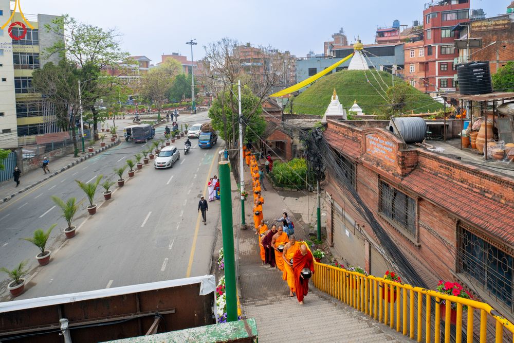 ภาพ No.317220:วันอังคารที่ 31 มีนาคม พ.ศ.2569 จาริกบิณฑบาตแห่งศรัทธา จากวัดอเชศวรสู่สี่แยกปาตันและวัดศรี ประเทศเนปาล