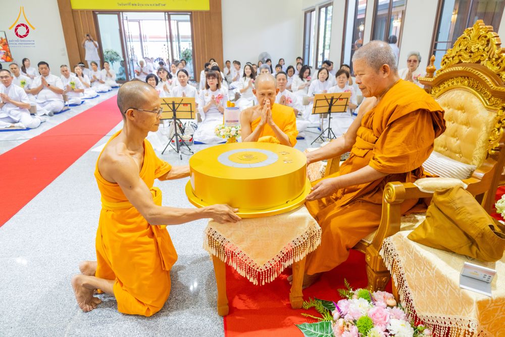 ภาพ No.336282:วันจันทร์ที่ 22 มิถุนายน พ.ศ.2569 พิธีอัญเชิญพระธรรมกาย และบรรจุพระบรมสารีริกธาตุ  ภายในเกศดอกบัวตูม องค์พระประธาน ณ อาคารสมปรารถนา วัดกลางธนรินทร์ ต.บ้านแป้ง อ.พรหมบุรี จ.สิงห์บุรี