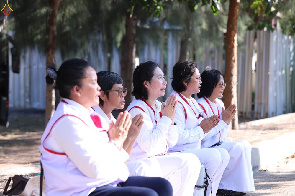 ภาพ No.296001:ภาพเบื้องหลังอาสาสมัครรวมใจ ชุดที่ 1 ในโครงการธรรมยาตรา กตัญญูบูชา มหาปูชนียาจารย์ พระมงคลเทพมุนี(สด จนฺทสโร) พระผู้ปราบมาร อนุสรณ์สถาน 7 แห่ง ปีที่ 14