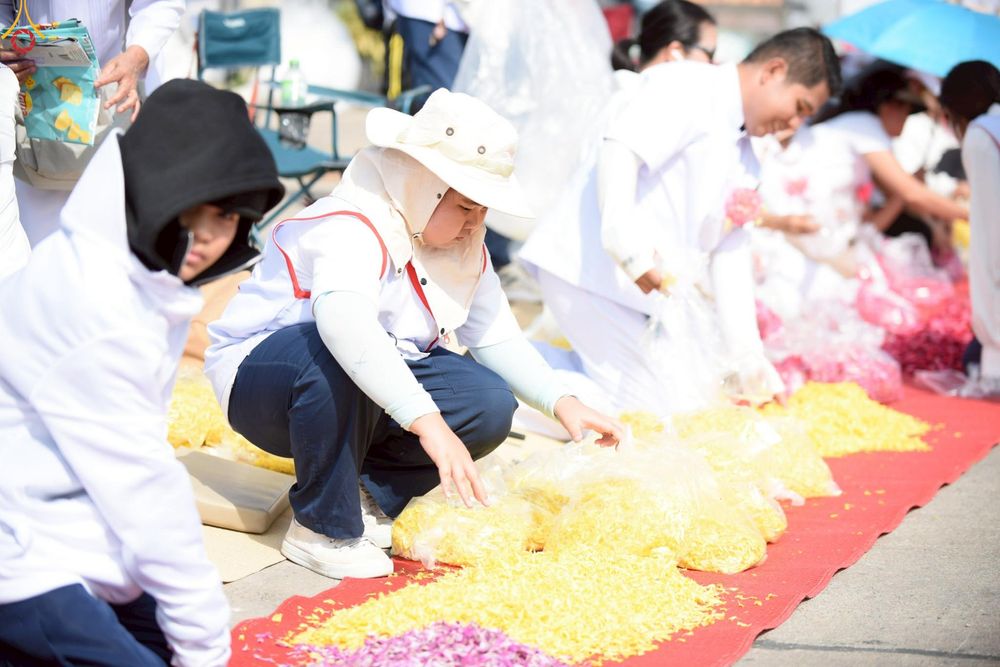 ภาพ No.296224:ภาพเบื้องหลังอาสาสมัครรวมใจ ชุดที่ 2 ในโครงการธรรมยาตรา กตัญญูบูชา มหาปูชนียาจารย์ พระมงคลเทพมุนี(สด จนฺทสโร) พระผู้ปราบมาร อนุสรณ์สถาน 7 แห่ง ปีที่ 14