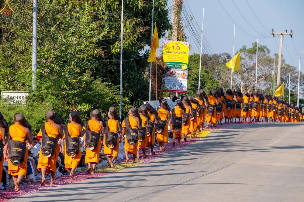 ภาพ No.292866:วันที่ 11 มกราคม พ.ศ. 2569 พิธีต้อนรับพระธรรมยาตรา ณ อนุสรณ์สถานลำดับที่ 3 สถานที่เกิดในเพศสมณะ วัดสองพี่น้อง อำเภอสองพี่น้อง จังหวัดสุพรรณบุรี ในโครงการธรรมยาตรา กตัญญูบูชา มหาปูชนียาจารย์ พระมงคลเทพมุนี(สด จนฺทสโร) พระผู้ปราบมาร อนุสรณ์สถาน 7 แห่ง ปีที