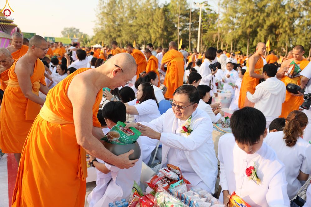 ภาพ No.292441:วันที่ 11 มกราคม พ.ศ. 2569 พิธีตักบาตรพระธรรมยาตรา ณ อนุสรณ์สถานคลองบางนางแท่น อ.สามพราน จ.นครปฐม ในโครงการธรรมยาตรา กตัญญูบูชา มหาปูชนียาจารย์ พระมงคลเทพมุนี(สด จนฺทสโร) พระผู้ปราบมาร อนุสรณ์สถาน 7 แห่ง ปีที่ 14