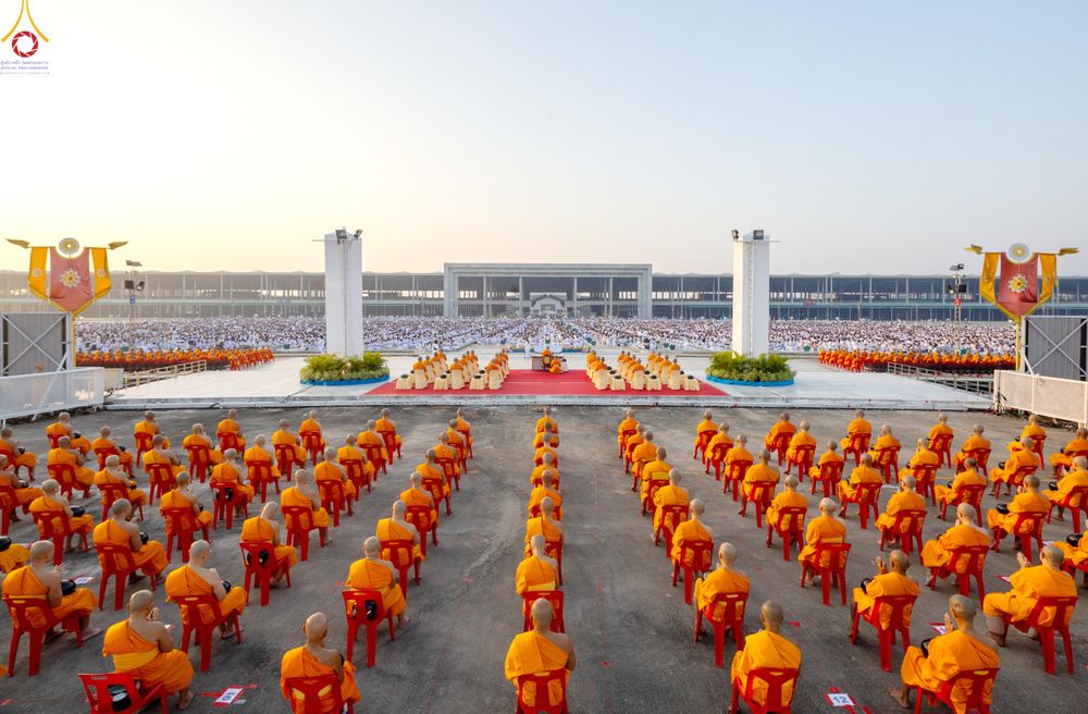 ภาพ No.279754:วันที่ 1 มกราคม พ.ศ.2569 พิธีตักบาตรในวันขึ้นปีใหม่ ณ ลานธรรม วัดพระธรรมกาย