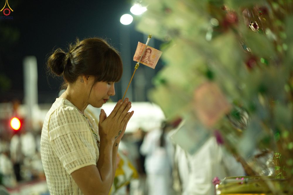 ภาพ No.282552:วันเสาร์ที่ 20 ธันวาคม พ.ศ.2568 พิธีตักบาตรพระ 10,000 รูป (ชุด 2) เนื่องในโอกาส 194 ปี จังหวัดกาญจนบุรี และอุทิศส่วนกุศลให้แด่บรรพชนทั้งหลาย บริเวณถนนสองแคว (Skywalk) เมืองกาญจนบุรี