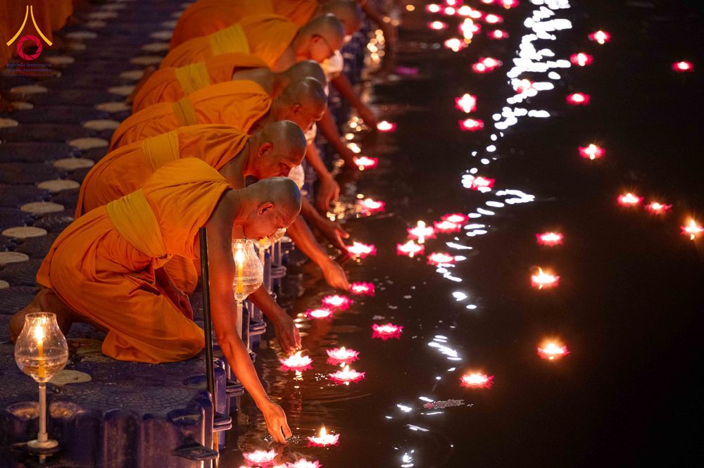 ภาพ No.297469:วันที่ 16 มกราคม พ.ศ. 2569 พิธีลอยประทีปธรรมถวายเป็นพุทธบูชา และบูชาธรรมมหาปูชนียาจารย์  ณ วัดโบสถ์บน ต.บางคูเวียง จ.นนทบุรี อนุสรณ์สถานลำดับที่ 4 สถานที่เกิดด้วยกายธรรม ในโครงการธรรมยาตรา กตัญญูบูชา มหาปูชนียาจารย์ พระมงคลเทพมุนี(สด จนฺทสโร) พระผู้ปราบม