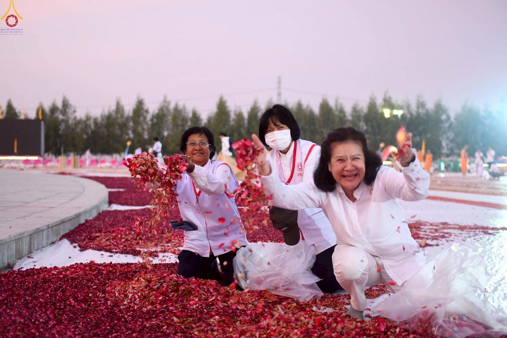 ภาพ No.306670:ภาพเบื้องหลังอาสาสมัครรวมใจ ชุดที่ 5 ในโครงการธรรมยาตรา กตัญญูบูชา มหาปูชนียาจารย์ พระมงคลเทพมุนี(สด จนฺทสโร) พระผู้ปราบมาร อนุสรณ์สถาน 7 แห่ง ปีที่ 14