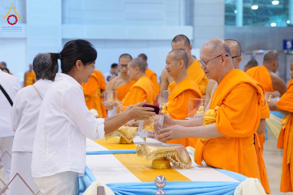 ภาพ No.338098:วันอาทิตย์ต้นเดือน 5 กรกฎาคม พ.ศ.2569 สัมมนาพิเศษ พิธีมอบพระของขวัญ ณ ห้องแก้วสารพัด1 วัดพระธรรมกาย