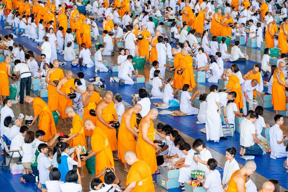 ภาพ No.345442:วันพฤหัสบดีที่ 27 สิงหาคม พ.ศ.2569 พิธีตักบาตรในวันธรรมชัย ณ สภาธรรมกายสากล วัดพระธรรมกาย ปทุมธานี