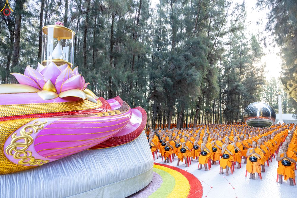 ภาพ No.289289:วันที่ 7 มกราคม พ.ศ. 2569 พิธีตักบาตรพระธรรมยาตรา ณ อนุสรณ์สถานลำดับที่ 1 สถานที่เกิดด้วยรูปกายเนื้อ อนุสรณ์สถานมหาวิหารพระมงคลเทพมุนี (โลตัสแลนด์) อ.สองพี่น้อง จ.สุพรรณบุรี ในโครงการธรรมยาตรา กตัญญูบูชา มหาปูชนียาจารย์ พระมงคลเทพมุนี(สด จนฺทสโร) พระผู้ป