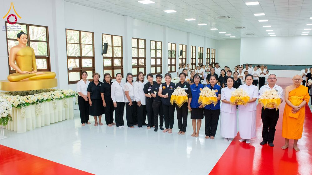 ภาพ No.327569:วันศุกร์ที่ 1 พฤษภาคม พ.ศ. 2569 รวมใจพสกนิกรชาวอำเภอคลองหลวง ประดิษฐ์ดอกไม้จันทน์ เพื่อใช้ในพิธีถวายดอกไม้จันทน์ในงานพระราชพิธีถวายพระเพลิงพระบรมศพ สมเด็จพระนางเจ้าสิริกิติ์ พระบรมราชินีนาถ พระบรมราชชนนีพันปีหลวง ณ วัดพระธรรมกาย