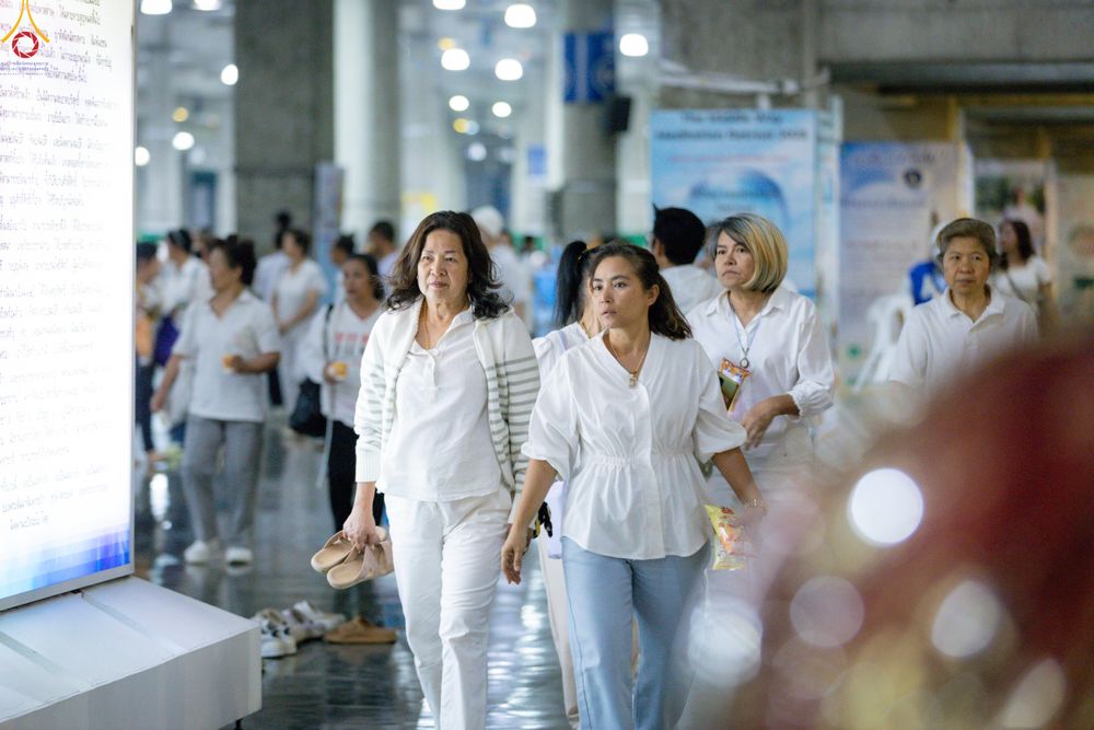 ภาพ No.280281:วันที่ 31 ธันวาคม พ.ศ.2568 -วันที่ 1 มกราคม พ.ศ.2569 พิธีฉลองชัยสวดมนต์บทธัมมจักกับปปวัตนสูตร ครบ 8,000,000,000 จบ , พิธีสวดมนต์ข้ามปี ณ วัดพระธรรมกาย