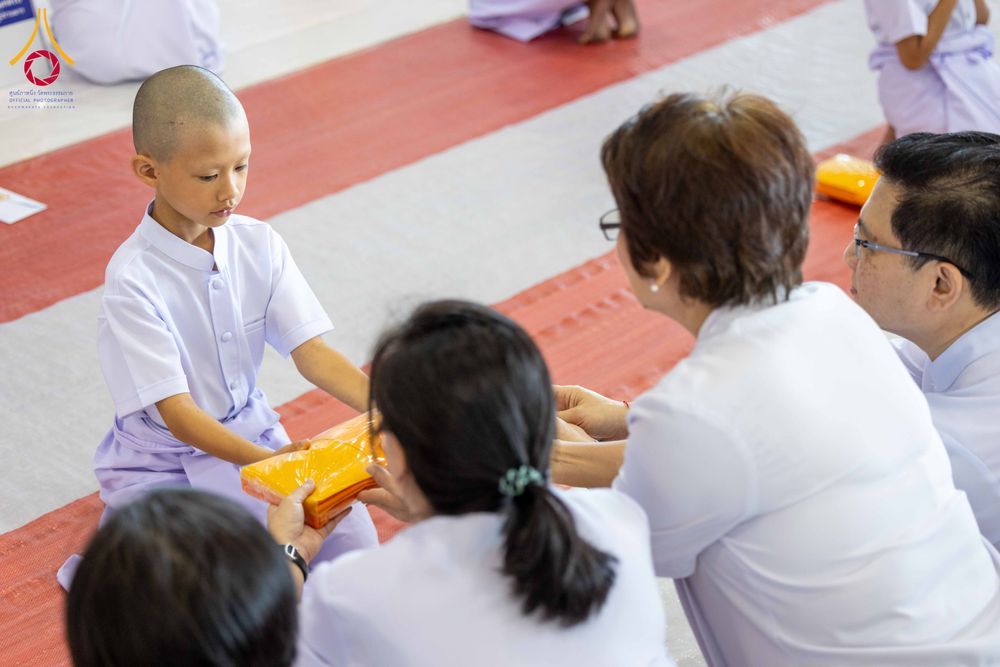 ภาพ No.319485:วันเสาร์ที่ 4 เมษายน พ.ศ.2569 พิธีขอขมา มอบผ้าไตร และถวายบาตรแด่นาคธรรมทายาท ในโครงการบรรพชาสามเณรฟื้นฟูพระพุทธศาสนาทั่วไทย โครงการหน่อแก้วเปรียญธรรม รุ่นที่ 14 โครงการสามเณรยุวธรรมทายาท รุ่นที่ 34 โครงการสามเณรมัชฌิมธรรมทายาท รุ่นที่ 30 ณ สภาธรรมกายสากล