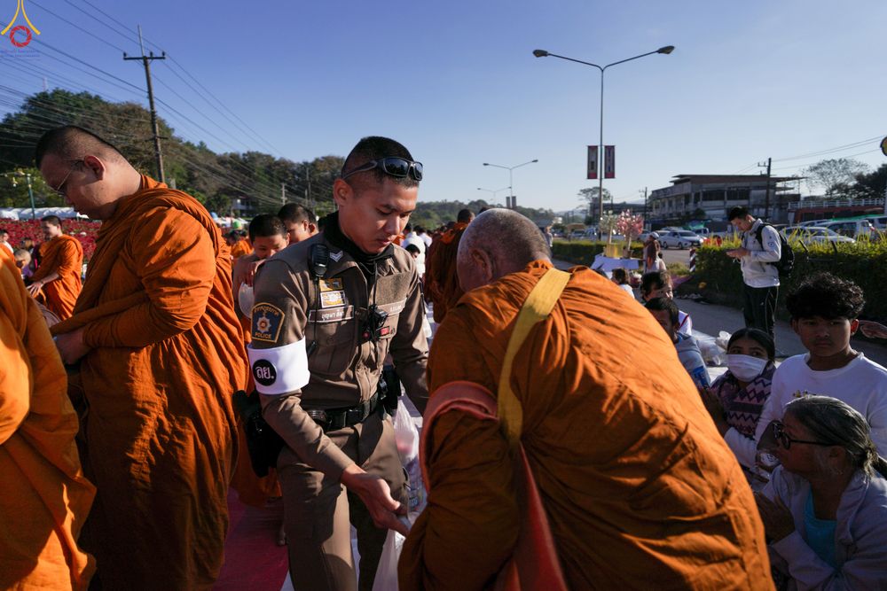 ภาพ No.281449:วันเสาร์ที่ 27 ธันวาคม พ.ศ.2568 พิธีตักบาตรพระ ๑,๐๐๐ รูป   เพื่อความเป็นสิริมงคลแก่ชีวิตและแผ่นดินไทย  มหากุศลครั้งยิ่งใหญ่แห่งปี ส่งท้ายปีเก่า ต้อนรับปีใหม่  ณ ถนนหน้าที่ว่าการอำเภอภูเรือ จังหวัดเลย