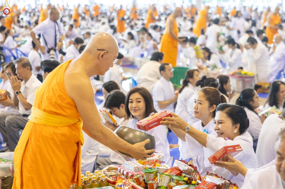 ภาพ No.311456:วันอาทิตย์ต้นเดือนที่ 1 มีนาคม พ.ศ.2569 พิธีตักบาตร และ พิธีบูชาข้าวพระ ณ สภาธรรมกายสากล วัดพระธรรมกาย