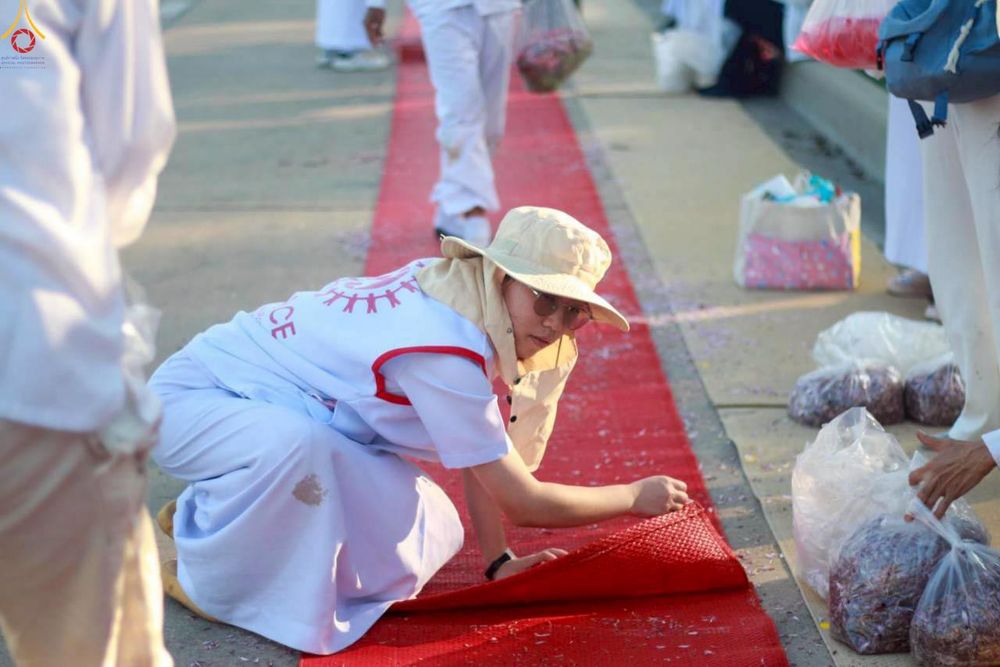 ภาพ No.296065:ภาพเบื้องหลังอาสาสมัครรวมใจ ชุดที่ 1 ในโครงการธรรมยาตรา กตัญญูบูชา มหาปูชนียาจารย์ พระมงคลเทพมุนี(สด จนฺทสโร) พระผู้ปราบมาร อนุสรณ์สถาน 7 แห่ง ปีที่ 14