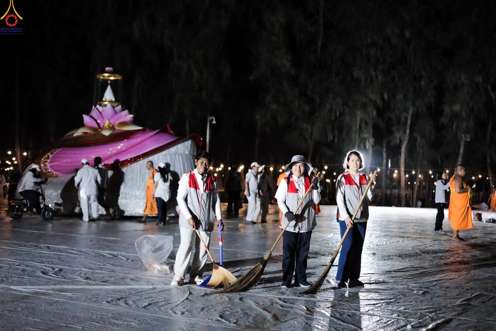 ภาพ No.296357:ภาพเบื้องหลังอาสาสมัครรวมใจ ชุดที่ 2 ในโครงการธรรมยาตรา กตัญญูบูชา มหาปูชนียาจารย์ พระมงคลเทพมุนี(สด จนฺทสโร) พระผู้ปราบมาร อนุสรณ์สถาน 7 แห่ง ปีที่ 14