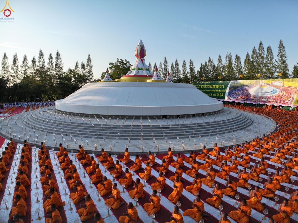 ภาพ No.292011:วันที่ 10 มกราคม พ.ศ. 2569 พิธีจุดประทีปถวายเป็นพุทธบูชา และบูชาธรรมมหาปูชนียาจารย์  ณ อนุสรณ์สถานคลองบางนางแท่น อ.สามพราน จ.นครปฐม ในโครงการธรรมยาตรา กตัญญูบูชา มหาปูชนียาจารย์ พระมงคลเทพมุนี(สด จนฺทสโร) พระผู้ปราบมาร อนุสรณ์สถาน 7 แห่ง ปีที่ 14