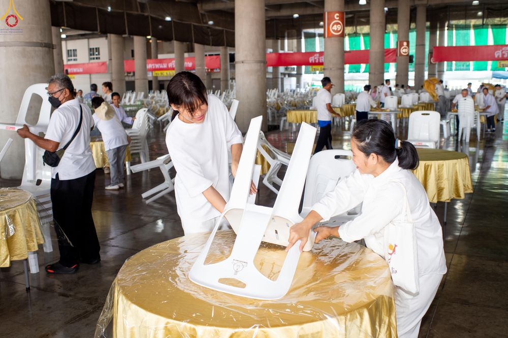 ภาพ No.322337:วันที่ 15 เมษายน พ.ศ.2569 การเตรียมงาน เช็ดโต๊ะ เก้าอี้ ปูผ้าโต๊ะฉัน เพื่องานถวายมหาสังฆทาน 40,000 กว่าวัดทั่วประเทศ วันคุ้มครองโลก 22 เมษายน พ.ศ.2569 วัดพระธรรมกาย