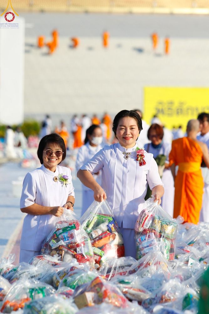 ภาพ No.187951:พิธีตักบาตรฉลองพระใหม่ ต้อนรับพุทธศักราช 2568 ณ ลานธรรมพระมหาธรรมกายเจดีย์ วัดพระธรรมกาย จ.ปทุมธานี วันที่ 1 มกราคม พ.ศ. 2568