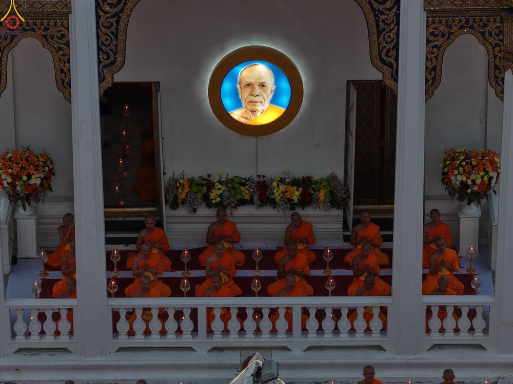 ภาพ No.297092:วันที่ 17 มกราคม พ.ศ. 2569 พิธีจุดประทีปถวายเป็นพุทธบูชา และบูชาธรรมมหาปูชนียาจารย์ (ภาพชุดที่ 2) ณ วัดโบสถ์บน ต.บางคูเวียง จ.นนทบุรี อนุสรณ์สถานลำดับที่ 4 สถานที่เกิดด้วยกายธรรม ในโครงการธรรมยาตรา กตัญญูบูชา มหาปูชนียาจารย์ พระมงคลเทพมุนี(สด จนฺทสโร) พร