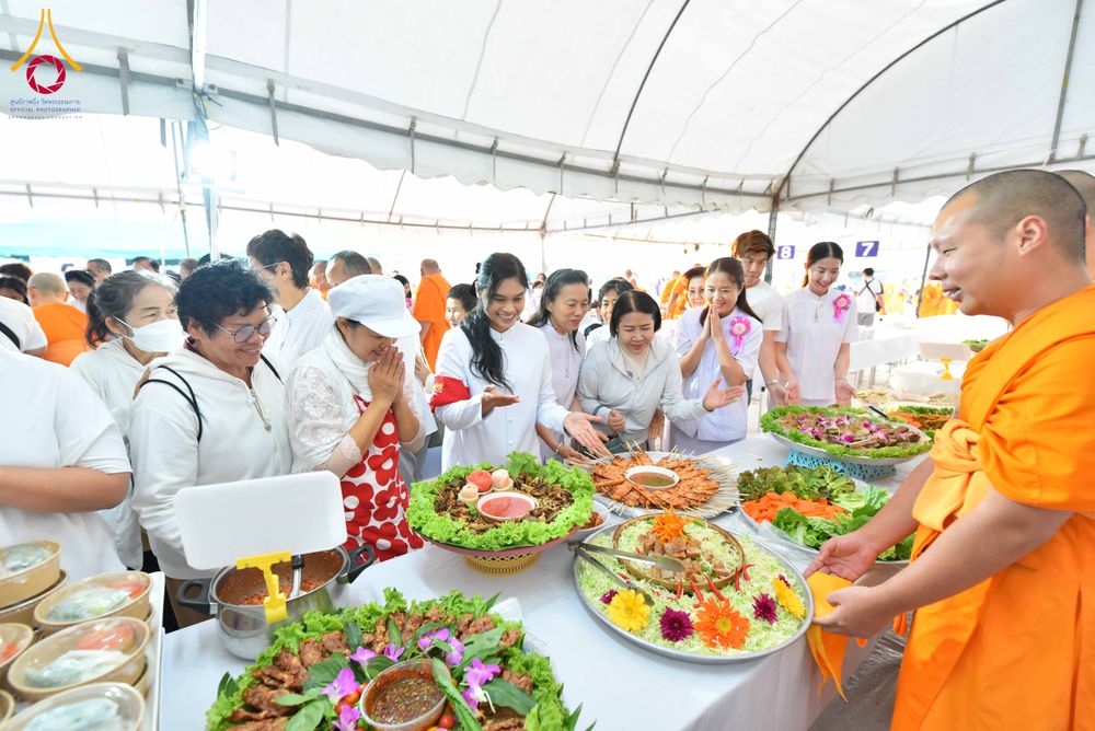 ภาพ No.301084:วันที่ 23 มกราคม พ.ศ. 2569 พิธีถวายภัตตาหารเป็นสังฆทาน แด่พระธรรมยาตรา ณ อนุสรณ์สถานบางปลา วัดบางปลา อำเภอบางเลน จังหวัดนครปฐม ในโครงการธรรมยาตรา กตัญญูบูชา มหาปูชนียาจารย์ พระมงคลเทพมุนี(สด จนฺทสโร) พระผู้ปราบมาร อนุสรณ์สถาน 7 แห่ง ปีที่ 14