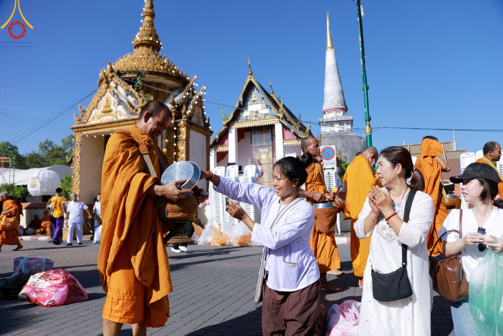 ภาพ No.311254:วันเสาร์ที่ 28 กุมภาพันธ์ พ.ศ. 2569 พิธีตักบาตรพระมหากุศล 11,250 รูป เฉลิมฉลอง 1,250 ปีศรีธรรมราชเจดีย์ สู่มรดกโลก ณ ถนนราชดำเนิน บริเวณหน้าวัดพระมหาธาตุวรมหาวิหาร อ.เมือง จ.นครศรีธรรมราช