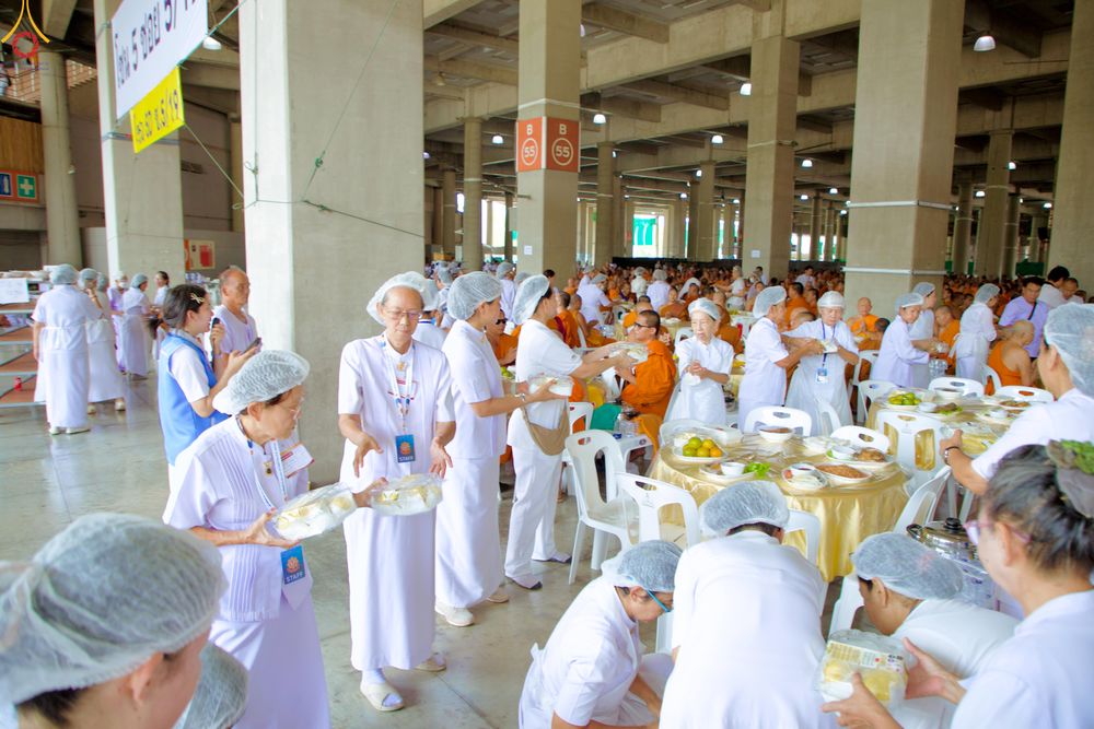 ภาพ No.325819:วันที่ 22 เมษายน พ.ศ.2569(วันคุ้มครองโลก) งานถวายมหาสังฆทาน 40,000 กว่าวัดทั่วประเทศ เจ้าหน้าที่ สาธุชน ร่วมใจจัดเตรียมภัตตาหารเพล (ชุด 2)
