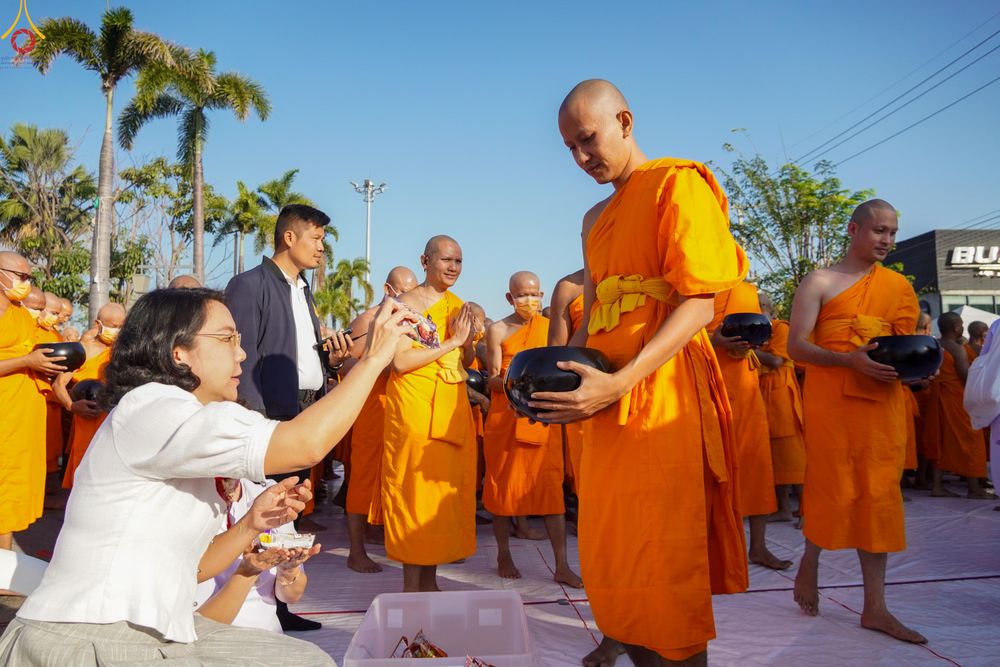 ภาพ No.282700:วันเสาร์ที่ 20 ธันวาคม พ.ศ.2568 พิธีตักบาตรพระ 10,000 รูป (ชุด 2) เนื่องในโอกาส 194 ปี จังหวัดกาญจนบุรี และอุทิศส่วนกุศลให้แด่บรรพชนทั้งหลาย บริเวณถนนสองแคว (Skywalk) เมืองกาญจนบุรี