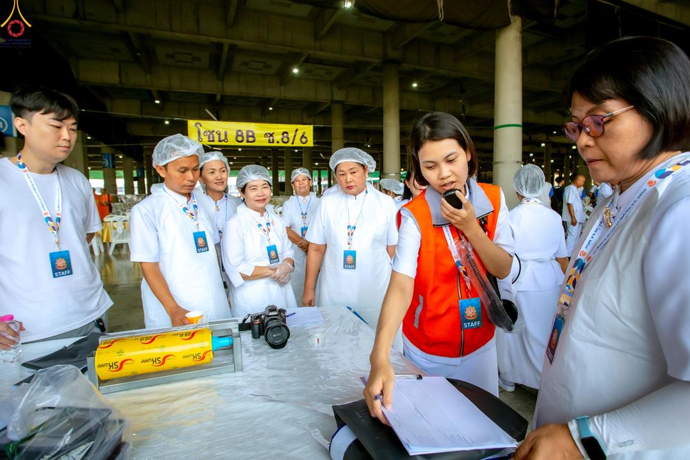 ภาพ No.325698:วันที่ 22 เมษายน พ.ศ.2569(วันคุ้มครองโลก) งานถวายมหาสังฆทาน 40,000 กว่าวัดทั่วประเทศ เจ้าหน้าที่ สาธุชน ร่วมใจจัดเตรียมภัตตาหารเพล (ชุด 2)