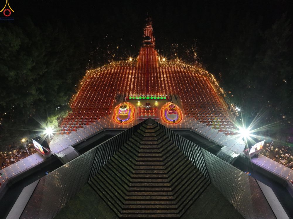 ภาพ No.289131:วันที่ 6 มกราคม พ.ศ. 2569 พิธีจุดประทีปถวายเป็นพุทธบูชา และบูชาธรรมมหาปูชนียาจารย์ ณ อนุสรณ์สถานมหาวิหารพระมงคลเทพมุนี (โลตัสแลนด์) อ.สองพี่น้อง จ.สุพรรณบุรี ในโครงการธรรมยาตรา กตัญญูบูชา มหาปูชนียาจารย์ พระมงคลเทพมุนี(สด จนฺทสโร) พระผู้ปราบมาร อนุสรณ์สถ