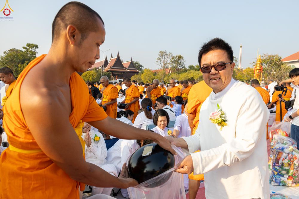 ภาพ No.294517:วันที่ 14 มกราคม พ.ศ. 2569 พิธีตักบาตรพระธรรมยาตรา ณ วัดสองพี่น้อง ต.ต้นตาล อ.สองพี่น้อง จ.สุพรรณบุรี ในโครงการธรรมยาตรา กตัญญูบูชา มหาปูชนียาจารย์ พระมงคลเทพมุนี(สด จนฺทสโร) พระผู้ปราบมาร อนุสรณ์สถาน 7 แห่ง ปีที่ 14