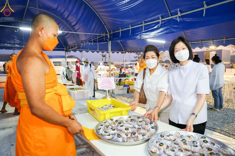 ภาพ No.73998:พิธีถวายภัตตาหารเป็นสังฆทาน แด่คณะพระธรรมยาตราฯ ในโครงการธรรมยาตรากตัญญูบูชา มหาปูชนียาจารย์ พระมงคลเทพมุนี(สด จนฺทสโร) พระผู้ปราบมาร อนุสรณ์สถาน 7 แห่ง ปีที่ 11 วันที่ 24 มกราคม พ.ศ. 2566